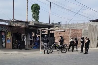 La Policía estuvo en el sitio para recabar indicios.