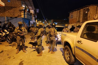 La Policía llegó al velorio para tomar procedimiento del crimen.