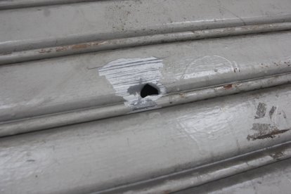 Así quedó un local en la zona del ataque armado.