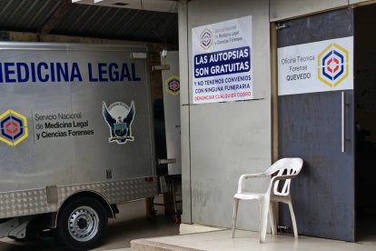 Los cadáveres fueron llevados al centro forense local.