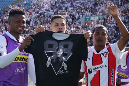 En el festejo de los goles de Álex Arce, sacaron la camiseta con la foto de Marco Angulo.