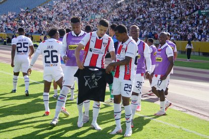 Álex Arce cuando hizo los goles, mostró la camiseta con la foto de Marco Angulo.