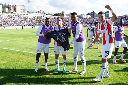 Ezequiel Piovi también anotó y festejó con la camiseta en honor a Marco Angulo.