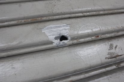 En las paredes y puertas aún se observan las huellas del violento atentado.