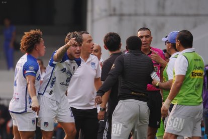 Jugadores de Imbabura reclaman decisiones arbitrales durante el partido contra Emelec.