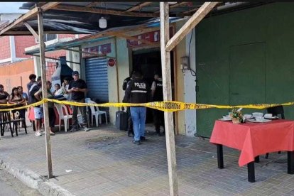 En esta mesa estaba comiendo el pescador cuando fue atacado por los sicarios.
