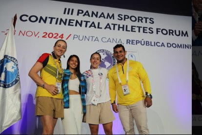 Cuaspud (azul) en el Foro Continental junto a deportistas como la medallista olímpica colombiana Mariana Pajón (blanco) y Wilmer Contreras (amarillo), secretario de Ecuador