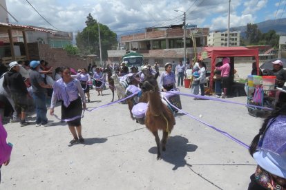 Cientos de fieles llegan desde diferentes partes del Ecuador y bailan en agradecimiento.