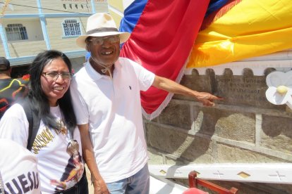 Clemente Gunsha y su hija indican la piedra que lleva el nombre de su abuelo, fundador del templo en honor a la Virgen.