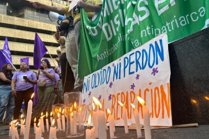 Se prendieron velas ante los casos de violencia de género que han quedado impunes.