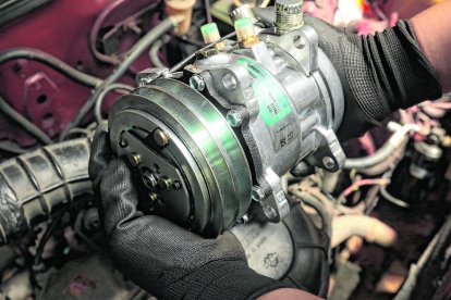 El compresor es la pieza de mayor desgaste y que requiere más mantenimiento en el sistema de climatización del automóvil.