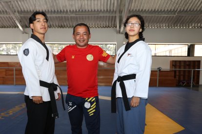 Troya y Jerves, junto al adiestrador del equipo nacional, Marcelo Troya(c).