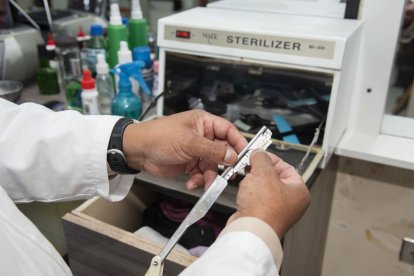 Navaja y hojas de afeitar, dos de los instrumentos indispensables en la vida de los peluqueros.