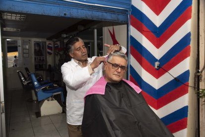 El autor de esta crónica también fue ‘peluqueado’ por el maestro Ger.