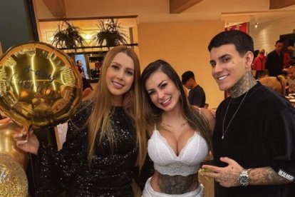 Arthur junto a su pareja y su madre.