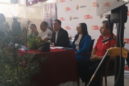 El alcalde de Cuenca, Cristian Zamora (c), criticó la falta de trabajo organizado y conjunto por parte del gobernador Santiago Malo.