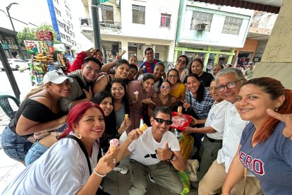 Foto grupal de los voluntarios que agotaron la mercadería de don Angelito.