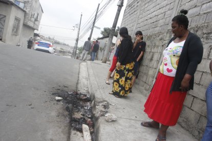 Moradores observan con asombro el lugar donde se encontraron las partes humanas.