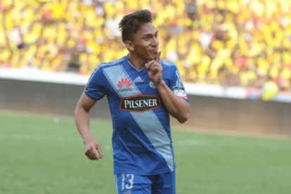 Ángel Mena festeja uno de sus goles en el estadio Monumental con la camiseta de Emelec