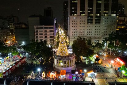 Así luce una encendida del árbol en el Malecón 2000.