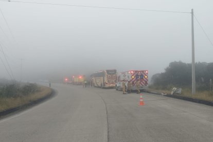 Organismos de socorro atendieron a cuatro hombres que resultaron gravemente heridos y fueron trasladados a casa de salud en Cuenca.
