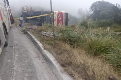 El bus se impactó en la vía Cuenca-Loja; hay heridos.