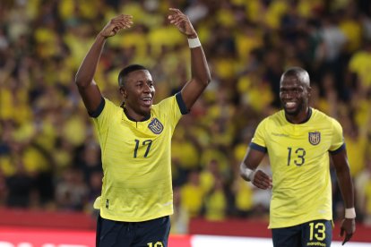 Alan Minda (i) celebra uno de los goles conseguidos por la Tri ante Bolivia en el Monumental