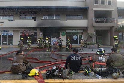 Bomberos trabajaron para controlar la emergencia.