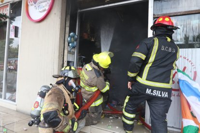 Locales comerciales fueron afectados por el fuego.