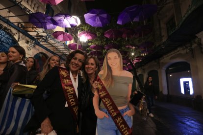 Los allegados de las candidatas fueron creativos y llevaron sus respectivos muñecos de cartón.