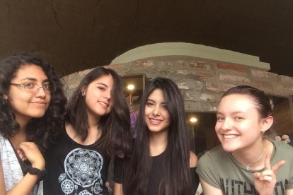 La nueva Reina de Quito (la segunda desde la derecha) y sus amigas son inseparables desde el colegio.