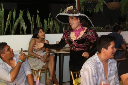 Ricardo, contador de profesión, le de vida a Magnolia Lombardi, una drag que lleva más de 20 años en el mundo queer.