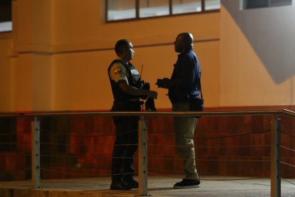 Personal de seguridad del empresario, en los exteriores de la clínica.