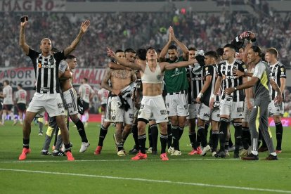 Alan Franco (c) festeja con el Galo la clasificación a la final de Copa Libertadores luego de eliminar a River Plate.