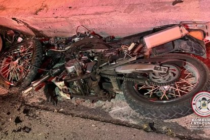 La motocicleta en la cual se desplazaban las víctimas.