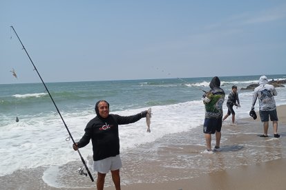 Algunos visitantes suelen lanzar sus anzuelos y pescar.