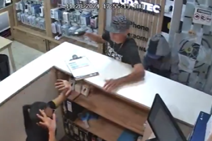 Sujetos armados ingresaron a robar en este local de celulares.