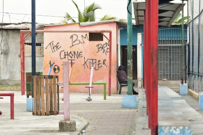 Grafitis en alusión a una organización criminal se observan en las paredes.