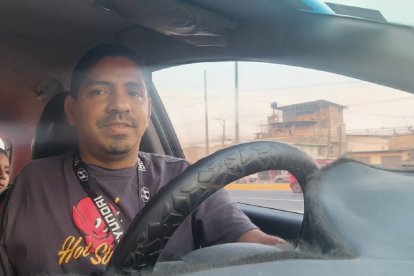 Al hombre le costó aprender a dominar el volante.