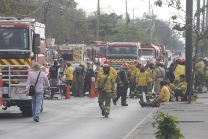 120 bomberos trabajaron en apagar la emergencia.