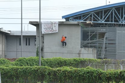 Durante incidentes y amotinamientos en centros carcelarios, internos han sido vistos en los perímetros de los reclusorios.
