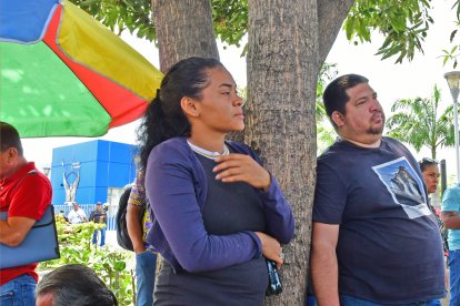 Los familiares de Cruz Stalin Sosa Tello acudieron a la morgue para retirar sus restos mortales.