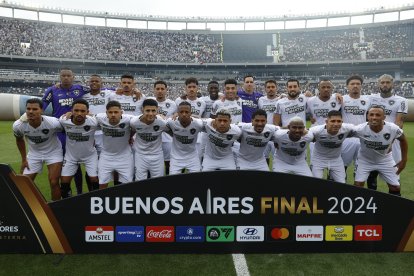 Jugadores de Mineiro posan, en la final de la Copa Libertadores entre Atlético Mineiro y Botafogo, en el estadio Más Monumental en Buenos Aires (Argentina)