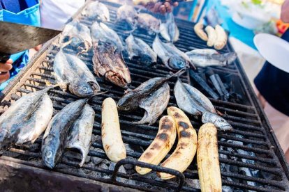 El pescado asado fue el plato estrella de esta celebración.