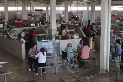 El primer piso del mercado también luce vacío desde que el patio de comidas fue trasladado a la parte alta.