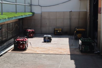 Algunos puestos, sobre todo de comidas, funcionan con generadores.