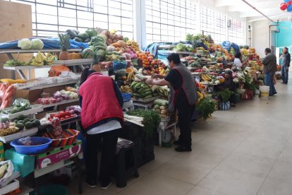 Los caseros se quejan de que los clientes, al ver el mercado a oscuras, no entrar a comprar.