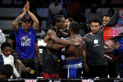 Al final de la intensa pelea, Mina y Quiñónez se dieron un abrazo y se felicitaron.