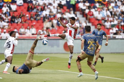 Los albos superaron por goleada a Deportivo Cuenca.