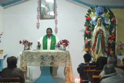 Cada noche se realiza la misa por los días de novena a la Madre del cielo.